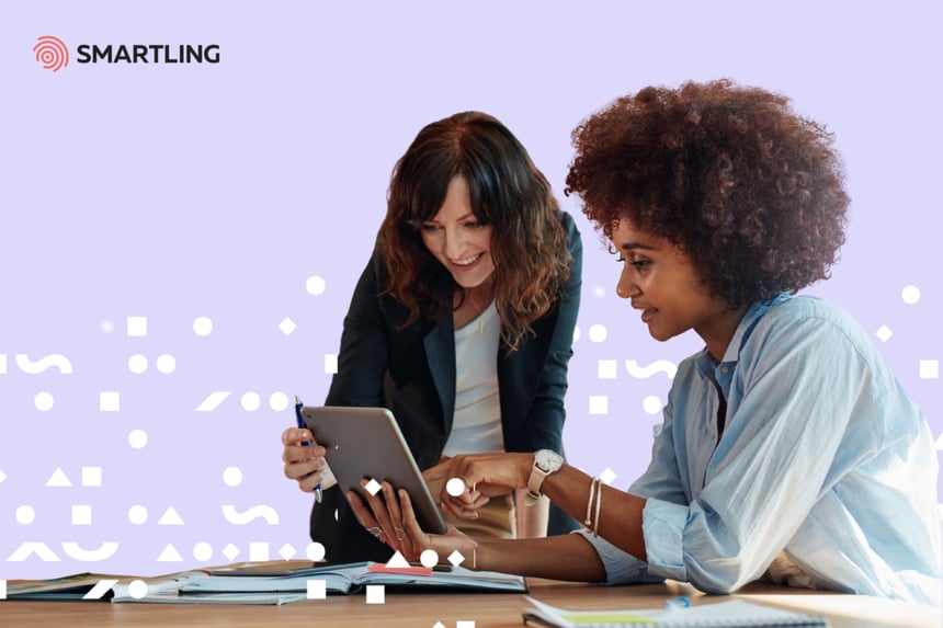 Twee vrouwen die naar een tablet kijken