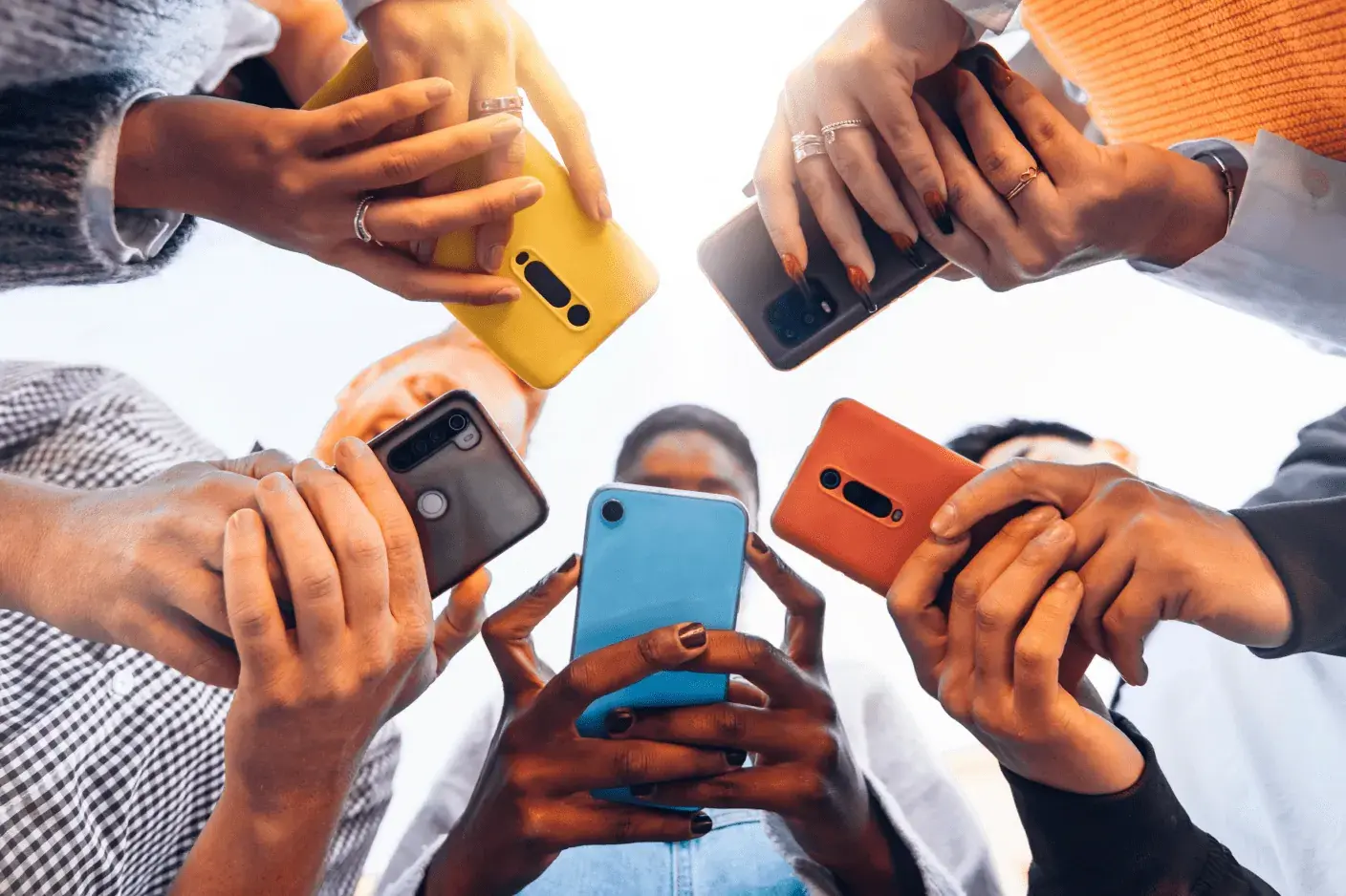 Imagem de pessoas usando smartphones