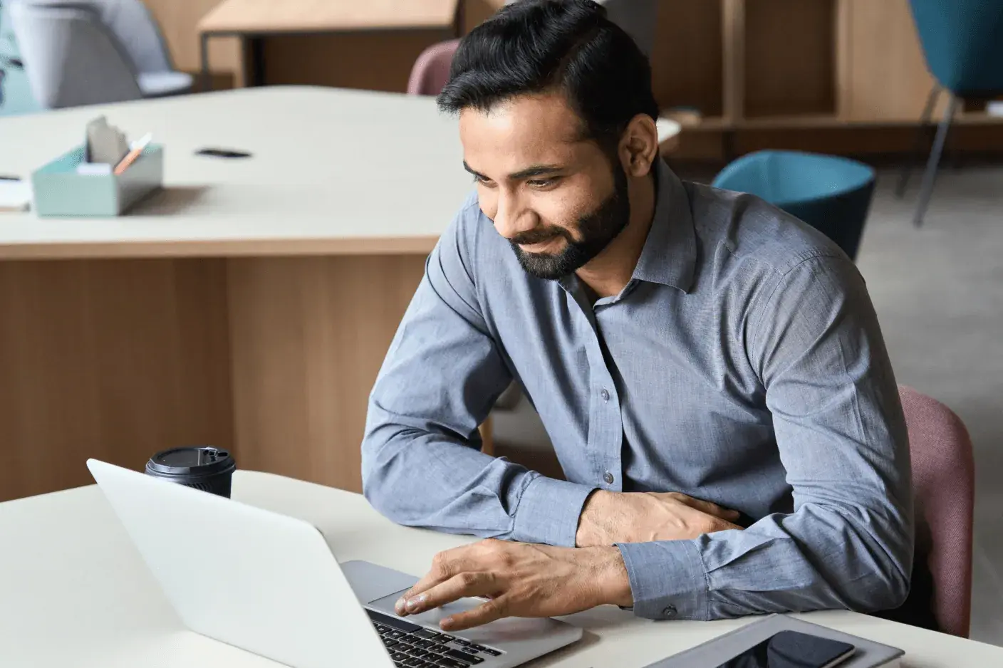 Personne à un bureau travaillant sur un ordinateur portable
